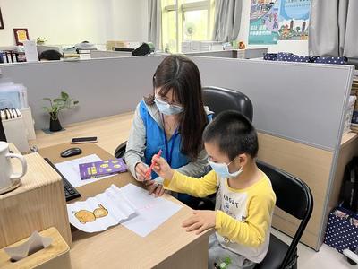 抗疫家庭背后的溫暖守護 東莞社工志愿者全天候看護服務(wù)上門